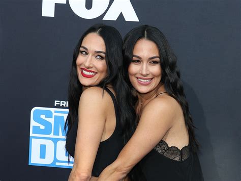 brie bella nude|Nikki and Brie Bella Share Pics From Their Nude Maternity。